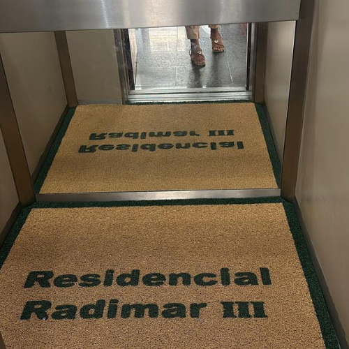 Detalhe de corte preciso em tapete